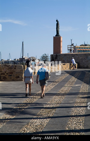 dh St Elmo Statue ALGHERO Sardinien Sant Elmo Tourist paar alten ummauerten Stadt-Promenade entlang Stockfoto