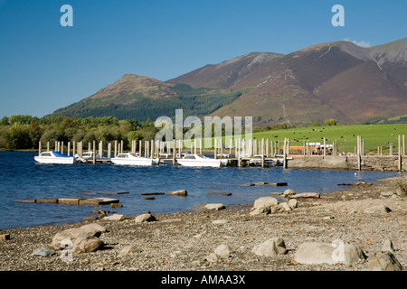 Boote vertäut am Stege am Derwent Wasser Keswick Lake District, Cumbria Stockfoto