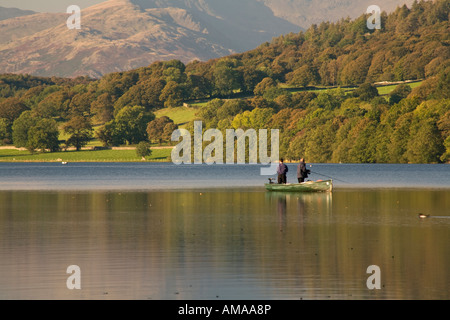 Angler Angeln vom Boot auf Esthwaite Wasser Seenplatte, Cumbria Stockfoto