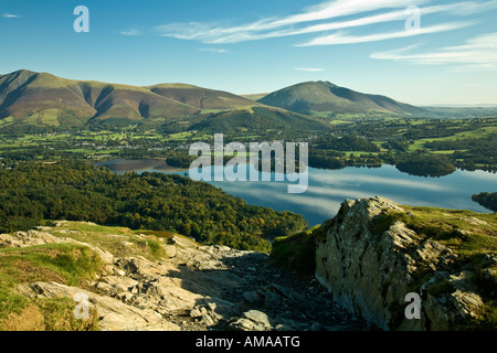 Derwent Water und Keswick von Fußweg zu Cat Glocken Seenplatte mit Blick auf Lonsdale fiel und Blencathra Stockfoto