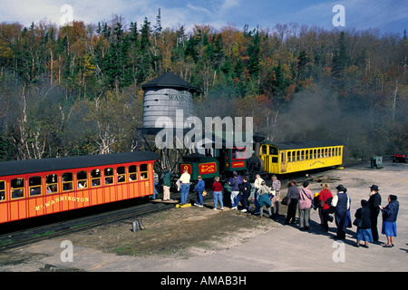 Touristen an Bord der Mt. Washington-Zahnradbahn am Fuße des Mount Washington in New Hampshire Stockfoto