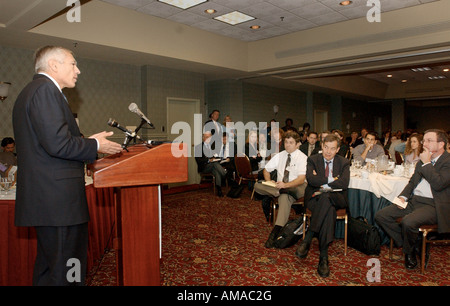 WASHINGTON DC General Wesley K Clark Ret spricht während eines Mittagessens am militärischen Reporter und Redakteure 2003 Konferenz auf impac Stockfoto