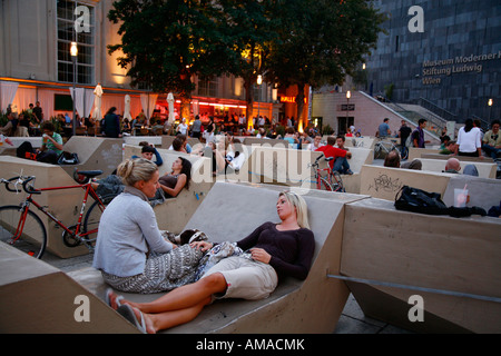 August 2007 - Menschen im Museumsquartier ein Kulturkomplex mit Museen-Cafés und Restaurants-Wien-Österreich Stockfoto