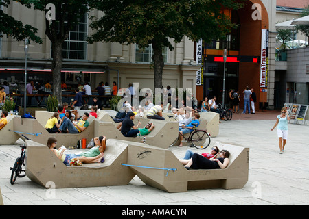 Aug 2008 - Menschen im Museumsquartier ein Kulturkomplex mit Museen-Cafés und Restaurants-Wien-Österreich Stockfoto