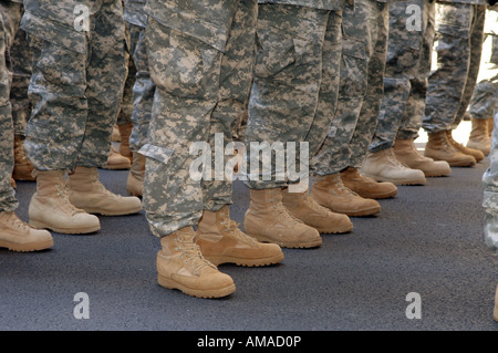 US Army Reservisten warten bis März in der Veterans Day Parade in New York City Stockfoto