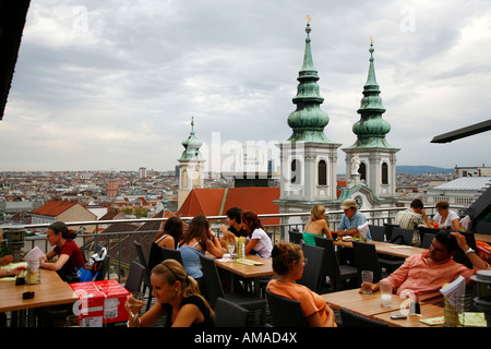 Aug 2008 - Leute sitzen auf ein Restaurant auf der Dachterrasse mit Blick über die Skyline von Wien Österreich Stockfoto