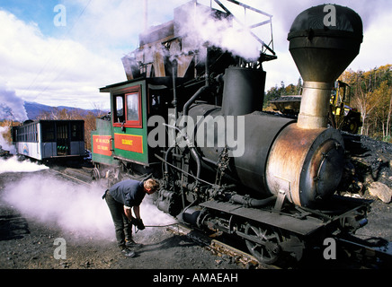 Ein Arbeitnehmer tendenziell Mt Washington Cog Railway am Fuße des Mount Washington in New Hampshire Stockfoto