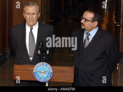 H-Verteidigungsminister Donald Rumsfeld spricht im Pentagon mit Bahrain s Kronprinz Shaikh Salman bin Hamad AL Khalifa in W Stockfoto