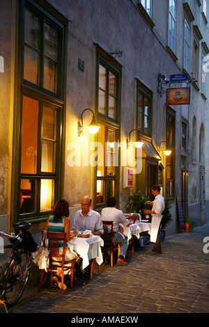 Menschen Sie Aug 2008 - sitzen im gehobenen Weibels Wirtshaus Restaurant Wien Stockfoto