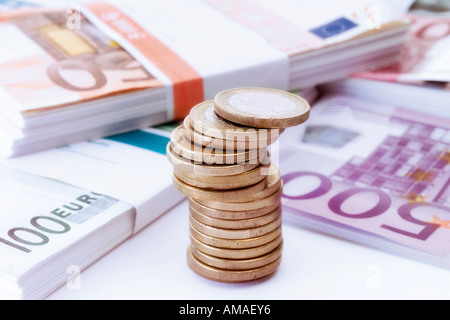 Stapel von Euro-Münzen und Banknoten, close-up Stockfoto
