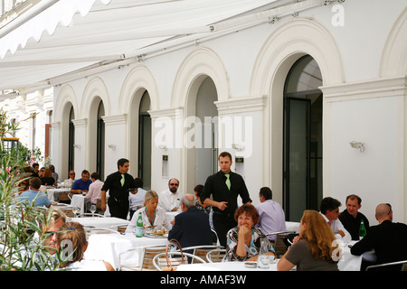 Aug 2008 - Leute sitzen im gehobenen Restaurant Ellas am Judenplatz Wien Österreich Stockfoto