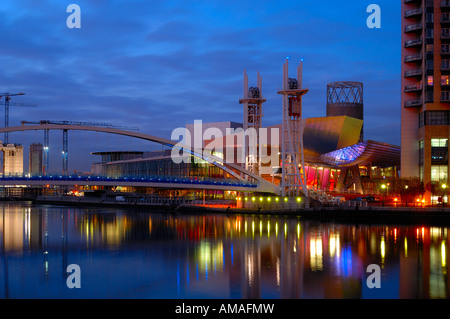 Lowry-Fußgänger-Hängebrücke und Lowry Centre Nacht spät Abend Salford Kais Manchester England uk Europa Stockfoto