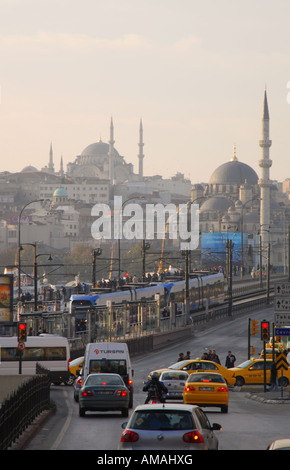 ISTANBUL frühen Morgen Verkehr überqueren der Galata-Brücke über das Goldene Horn aus Beyoglu, Eminonu. 2007. Stockfoto