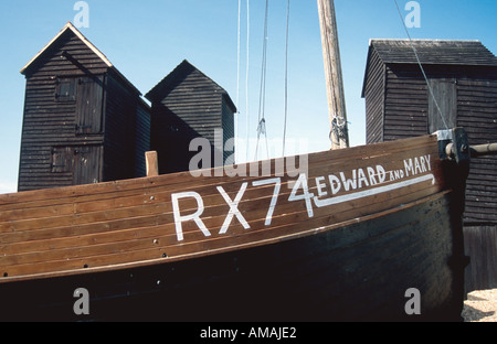 Altes Fischerboot neben historischen Fischerhäuser net Hütten wirft Felsen eine Nore Hastings East Sussex Stockfoto