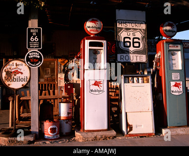 Gas-Pumpen bei Hackberry Gemischtwarenladen auf Rt 66, Hackberry, Arizona, USA. Stockfoto
