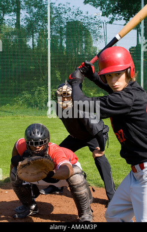 Ein Baseball-Teig vor einem Baseball-Catcher und Schiedsrichter Stockfoto