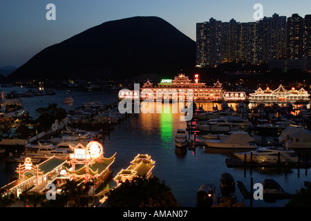 Der Jumbo Floating Restaurant, hat es bei der Vorbereitung von Meeresfrüchten für anspruchsvolle Gäste übertroffen. Stockfoto