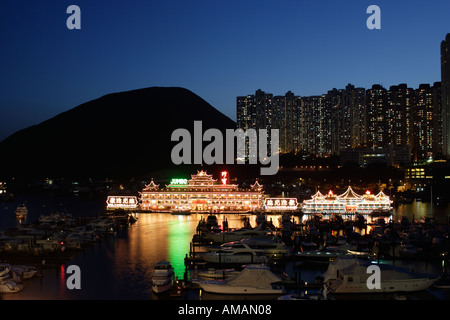 Der Jumbo Floating Restaurant, hat es bei der Vorbereitung von Meeresfrüchten für anspruchsvolle Gäste übertroffen. Stockfoto