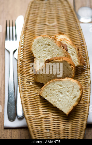 Brotscheiben auf Tablett am Tisch, erhöhten Blick Stockfoto