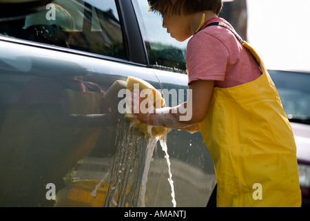 Detail eines kleinen Jungen, ein Auto zu waschen Stockfoto