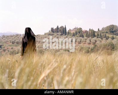 Eine Frau, gekleidet in schwarz Stockfoto