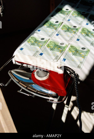 Ein hundert-Euro-Banknoten auf dem Bügelbrett Stockfoto
