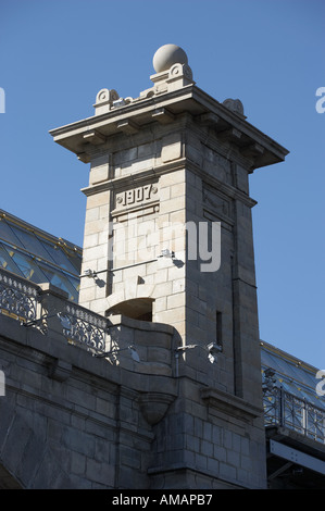 TURM GLASÜBERDACHTE DER FUßGÄNGER BRÜCKE ÜBER FLUSS-MOSKAU-RUSSLAND Stockfoto