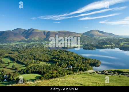 Keswick und Derwent Water Cat Glocken mit Blick auf Skiddaw Lonscale fiel und Blencathra, Lake District, Cumbria Stockfoto