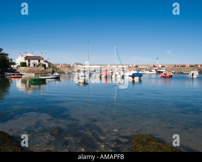 CEMAES BAY HARBOUR mit festgemachten Boote im Sommer Cemaes Isle of Anglesey North Wales UK Stockfoto