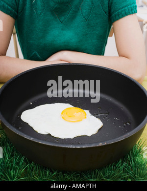 Ein Spiegelei in der Pfanne Stockfoto