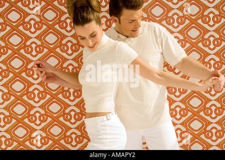 Junges Paar, stehen, Hand in Hand Stockfoto