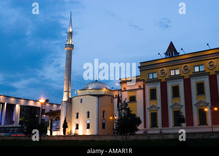 Ethem Bay Moschee Skanderbeg-Platz in der Abenddämmerung. Tirana, Albanien Stockfoto