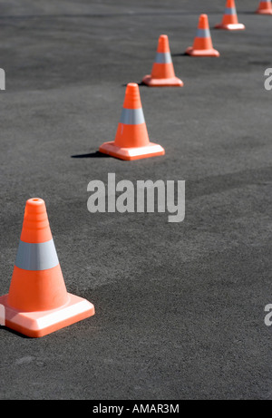 Leitkegel auf asphalt Stockfoto