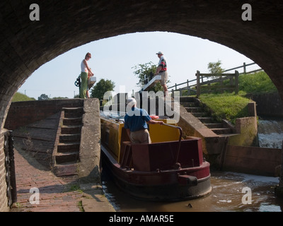 GELBES schmale Boot nähert sich Schloss in Audlem Flug vom Tunnel bei Coxbank Audlem Cheshire England UK Stockfoto