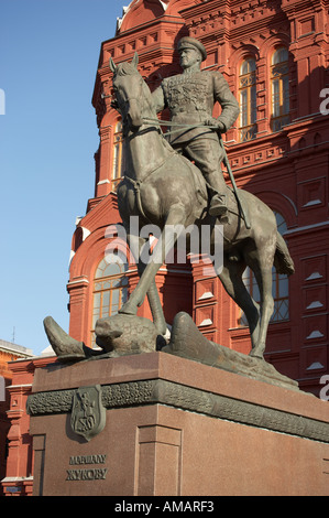 STATUE VON MARSCHALL GEORGY ZHUKOV VOR STATE HISTORY MUSEUM MANEZHNAYA PLATZ MOSKAU RUSSLAND Stockfoto