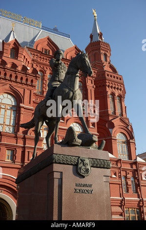 STATUE VON MARSCHALL GEORGY ZHUKOV VOR STATE HISTORY MUSEUM MANEZHNAYA PLATZ MOSKAU RUSSLAND Stockfoto