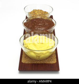 Verschiedene Aroma Senfsauce in Schüssel, Nahaufnahme Stockfoto