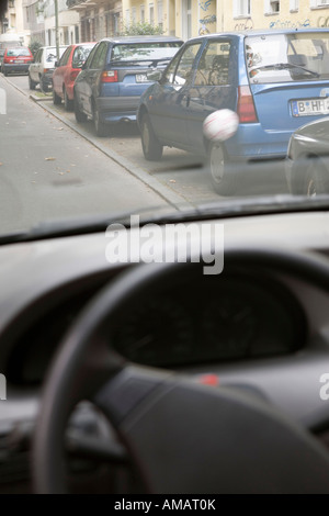 Ein Ball nicht mehr vor ein Auto entlang einer Straße Stockfoto