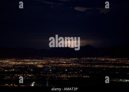 Blitz über eine Stadt in der Nacht Stockfoto