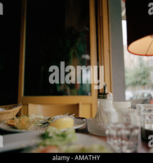 Teller und Gläser auf einem Tisch nach einer Mahlzeit Stockfoto