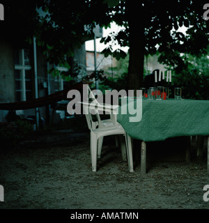 Ein Tisch und Stühle im Garten Stockfoto