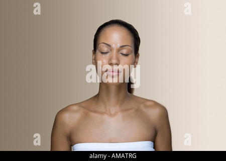 Eine Frau mit Schönheitsoperationen Kugelschreiberflecken auf ihrem Gesicht Stockfoto