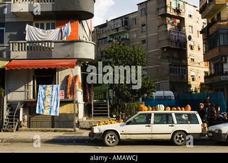 Verkauf von Kürbisse auf einer belebten Straße in Tirana, Albanien Stockfoto