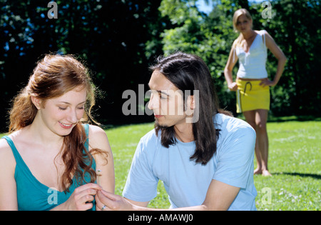 Junger Mann junge Frau Blume verleihen Nahaufnahme Stockfoto