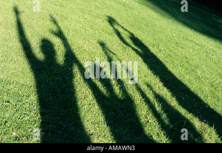 Menschliche Schatten auf dem Rasen, Arme Stockfoto