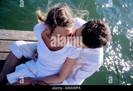 Junges Paar sitzt an einem Anlegesteg, Nahaufnahme Stockfoto