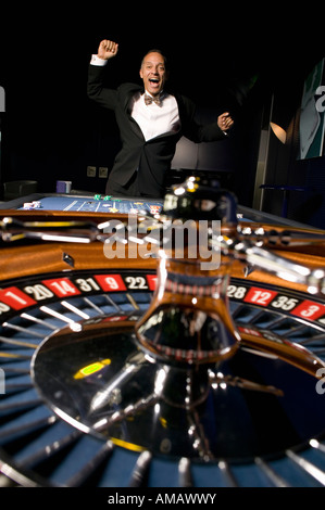 Roulette-Rad mit ekstatischen Mann springt Stockfoto