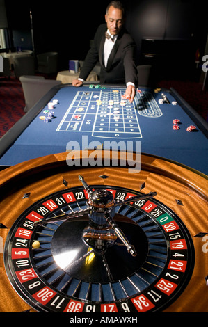 Mann eine Wette am Roulette-Tisch Stockfoto