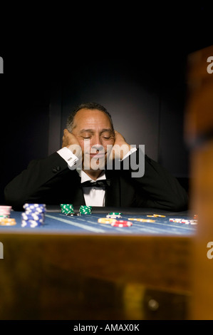Mann am Casinotisch verlieren Stockfoto