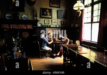 Brugge Touristen Biertrinken im Café Vlissinghe Stockfoto